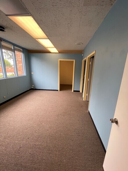 More Photos Of 110 S River Rd, Des Plaines Warehouse For Lease