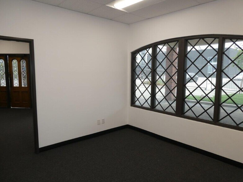 More Photos Of 1411 Railroad St, Glendale Warehouse For Lease