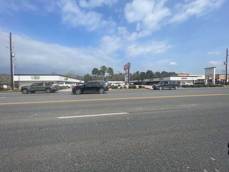 More Photos Of 701 E Main St, Tomball Storefront For Lease