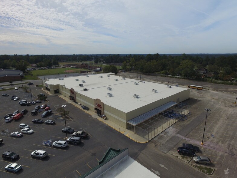 More Photos Of 2041 Douglas Ave, Brewton Supermarket For Lease