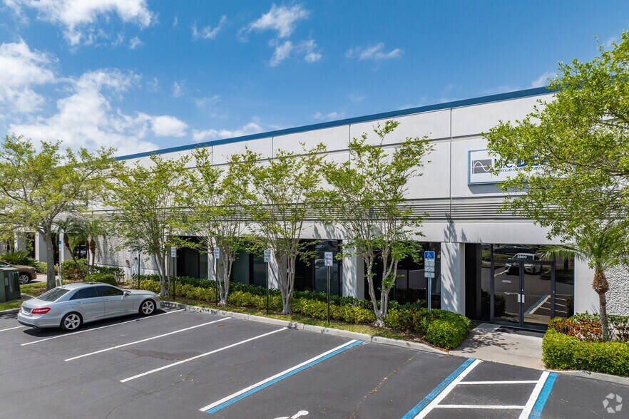 More Photos Of 4023 Tampa Rd, Oldsmar Office For Lease