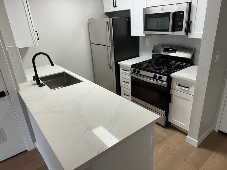 More Photos Of 1400 Venice Blvd, Venice Apartments For Sale