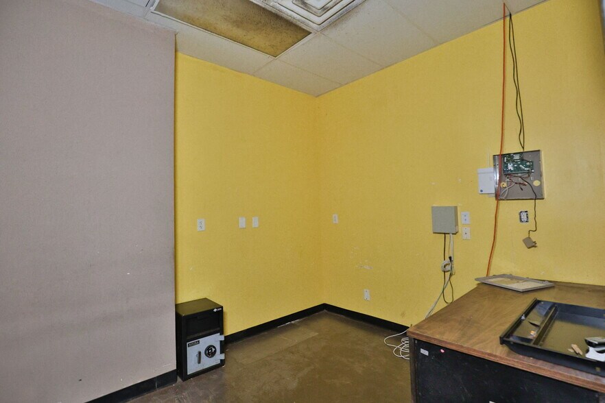 More Photos Of 6563 Gateway Rd, Columbus Storefront For Lease