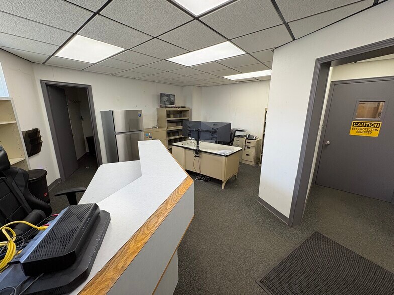 More Photos Of 21520 Groesbeck Hwy, Warren Warehouse For Sale