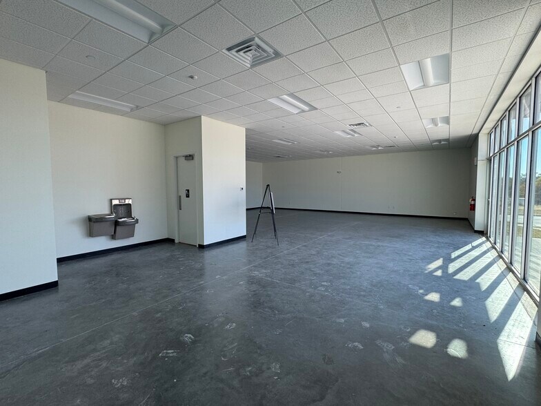 More Photos Of 555 9th St NE, Altoona Distribution For Lease