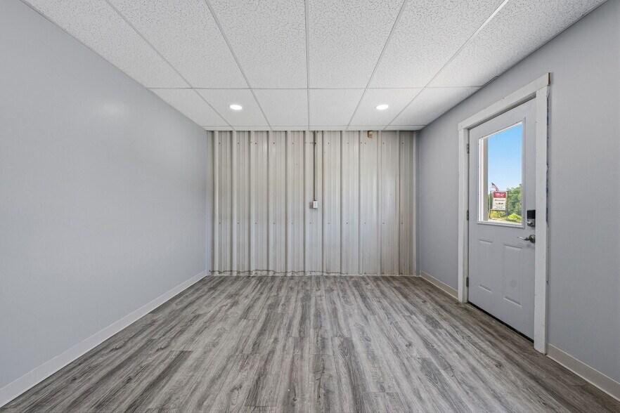 More Photos Of 505 Industrial Dr, Glasgow Flex For Sale