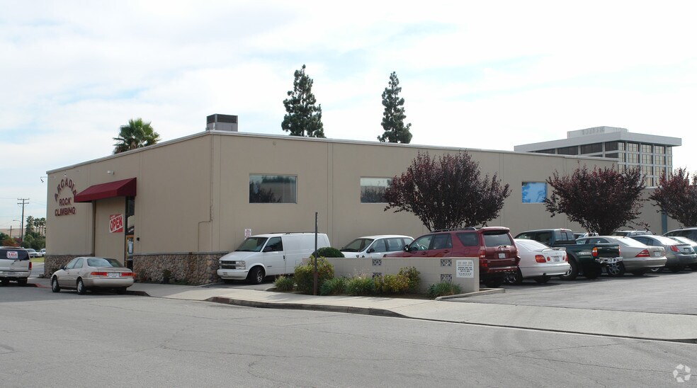 More Photos Of 305-307 N Santa Anita Ave, Arcadia Showroom For Lease