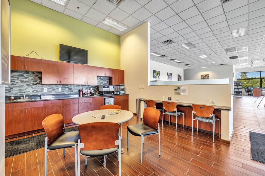 More Photos Of 1988 E Mason St, Green Bay Auto Dealership For Sale