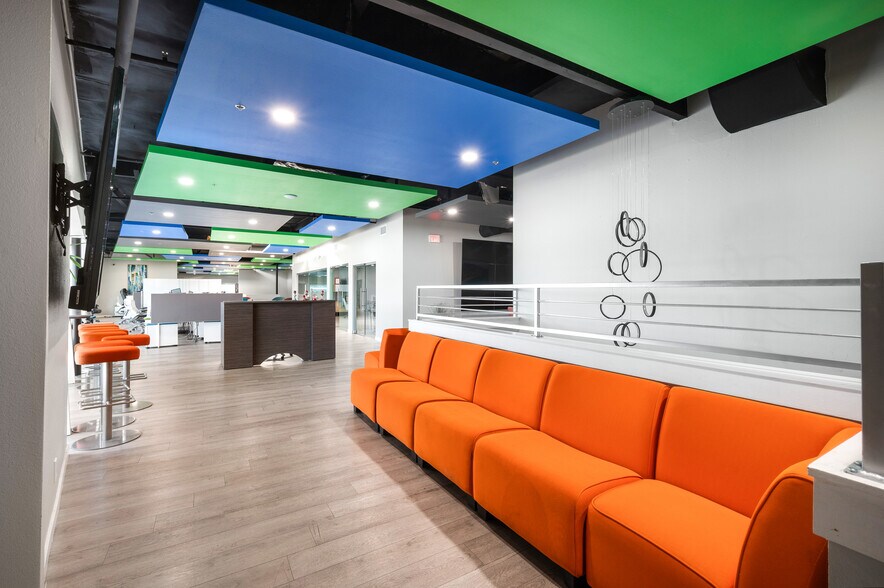 More Photos Of 800 E Dyer Rd, Santa Ana Showroom For Sale