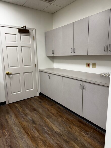 More Photos Of 620 Virginia St E, Charleston Bank For Lease