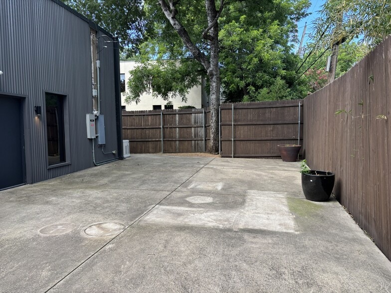 More Photos Of 4400 W Vickery Blvd, Fort Worth Research And Development For Lease
