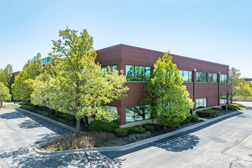 More Photos Of 400 N Lakeview Pky, Vernon Hills Office For Sale