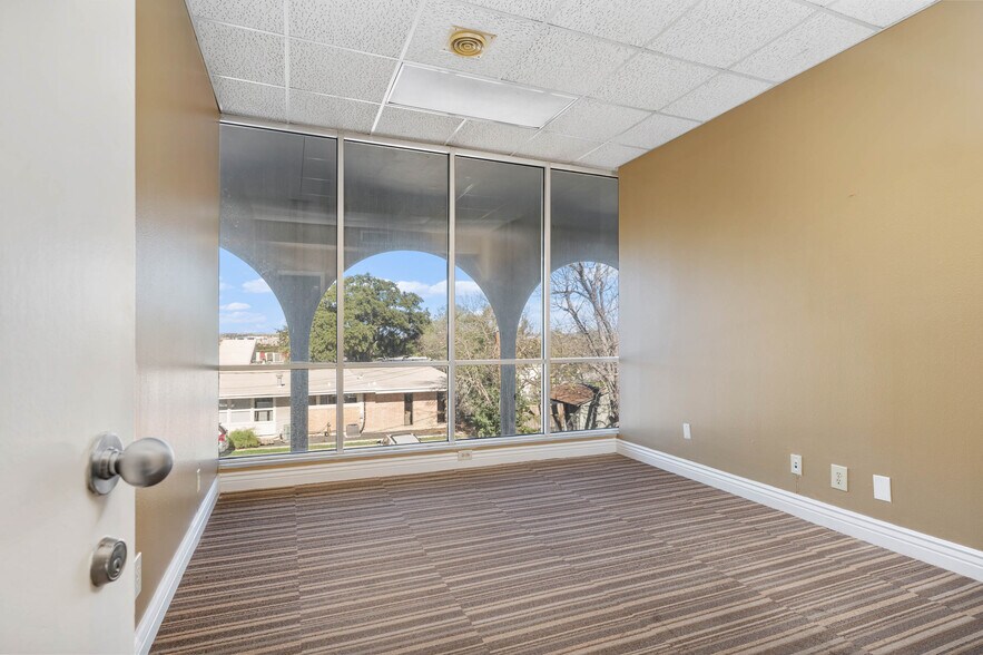 More Photos Of 8100 Broadway St, San Antonio Office For Sale