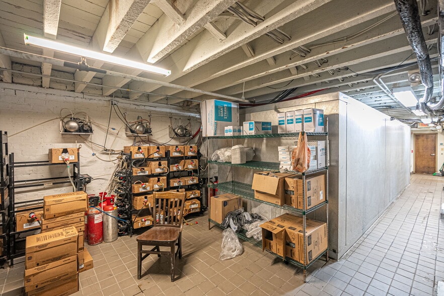 More Photos Of 209 W Congress St, Savannah Restaurant For Lease
