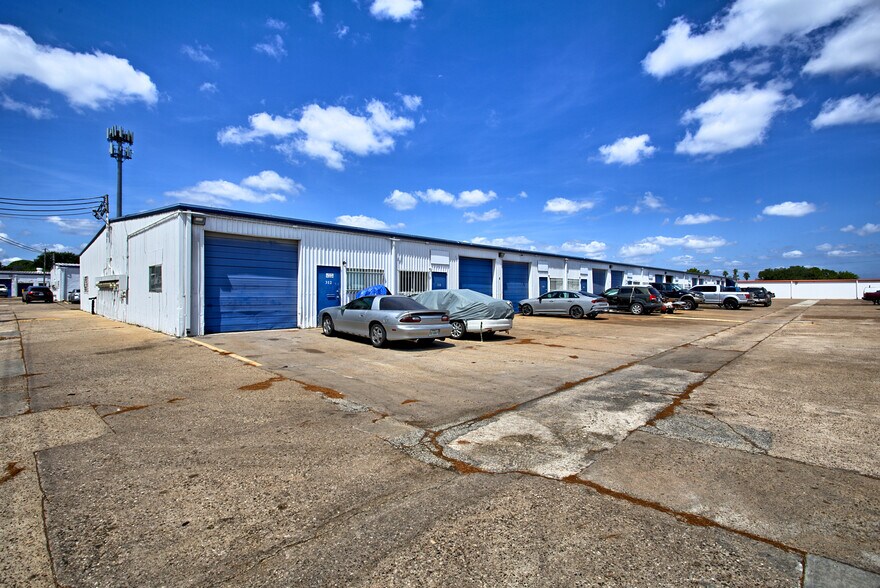 More Photos Of 15502 Old Galveston Rd, Webster Light Manufacturing For Lease