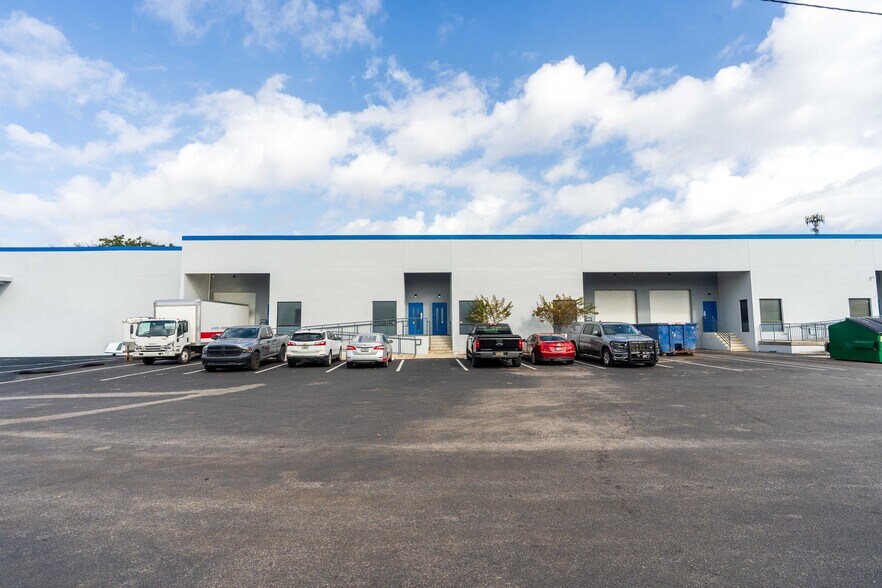 More Photos Of 5501-5519 Pioneer Park Blvd, Tampa Distribution For Lease