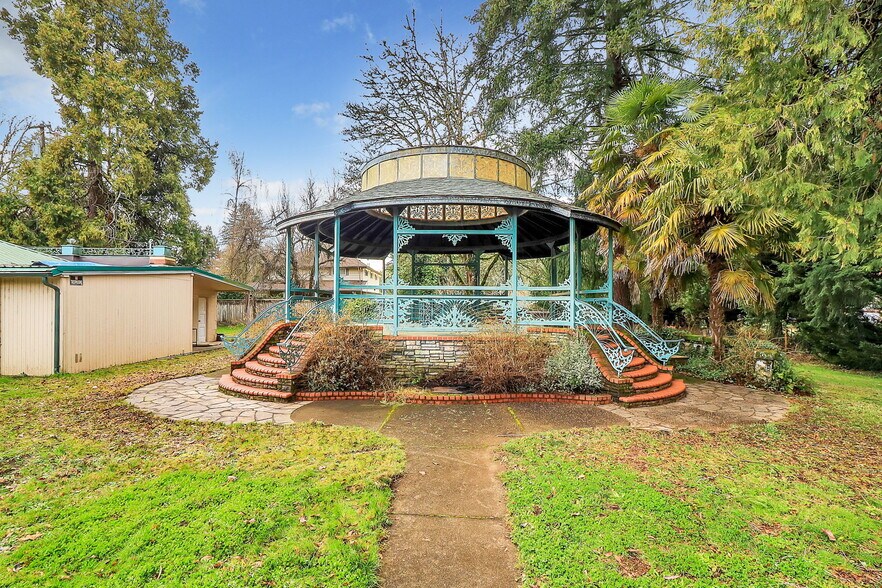 More Photos Of 42837 McKenzie Hwy, Leaburg Freestanding For Sale