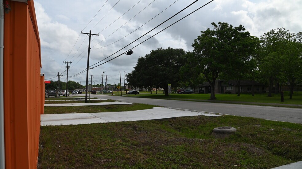 More Photos Of 1817 Callaway dr, Alvin Self Storage For Sale