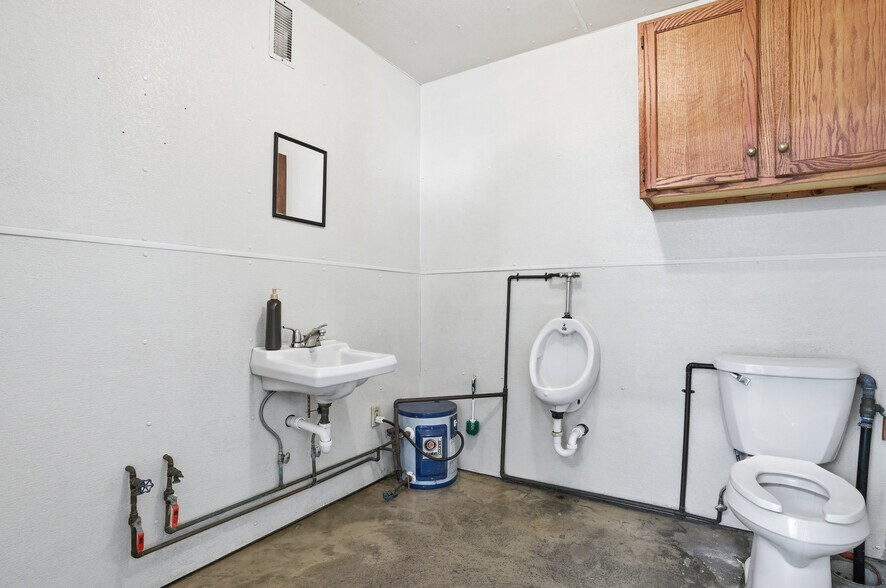More Photos Of 15652 200th St, Hutchinson Flex For Lease