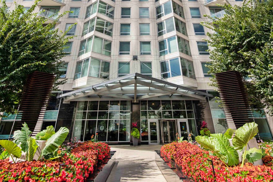 More Photos Of 300 N Canal St, Chicago Apartments For Lease