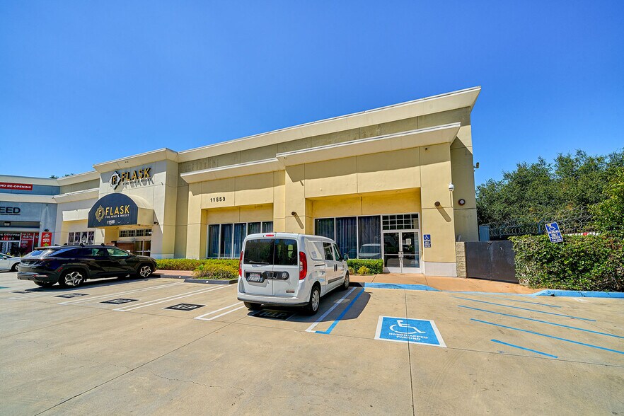 More Photos Of 11555-11561 Ventura Blvd, Studio City Storefront For Lease