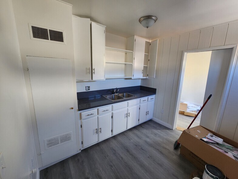 More Photos Of 8858 Flower St, Bellflower Freestanding For Lease