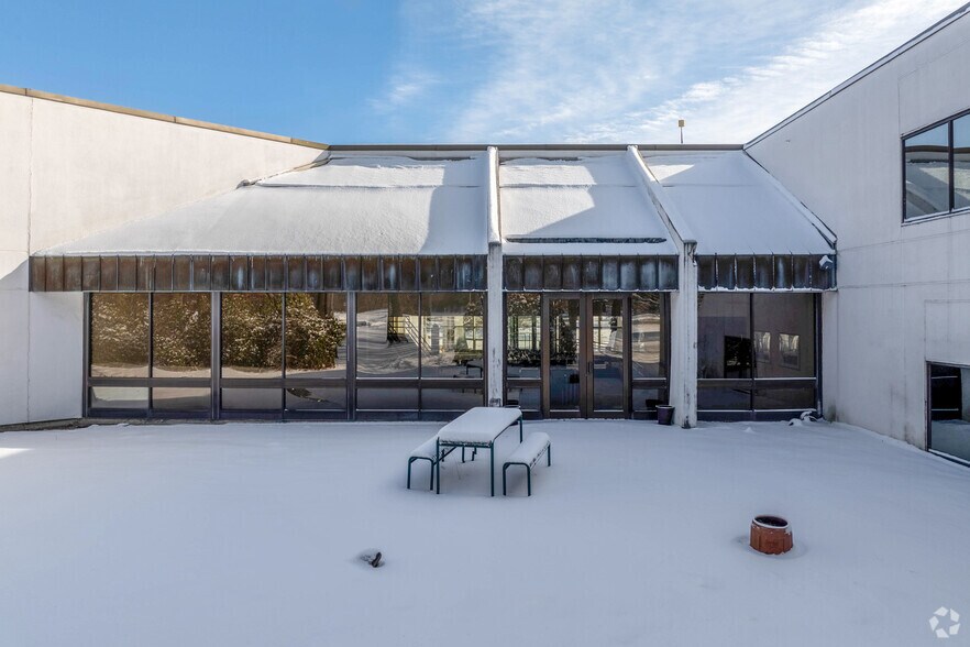 More Photos Of 4 Griffin Rd N, Windsor Office For Sale