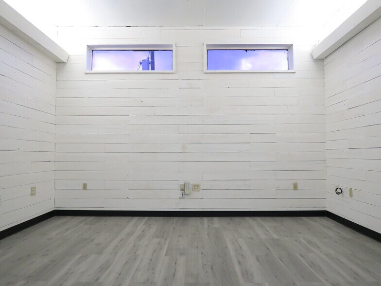 More Photos Of 5707 Schumacher Ln, Houston Auto Dealership For Lease