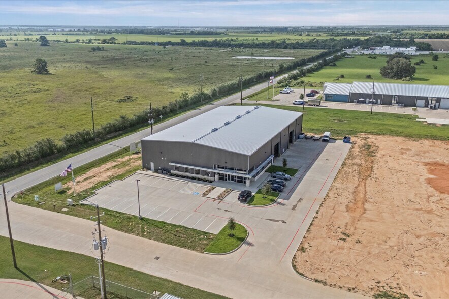 More Photos Of 30011 Binford Park Rd, Waller Warehouse For Lease