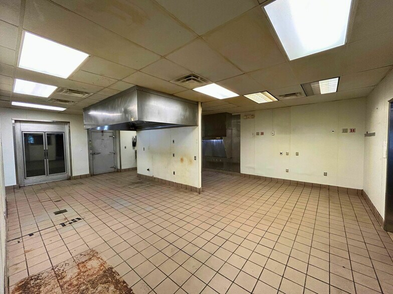 More Photos Of 648 S Neosho Blvd, Neosho Restaurant For Sale
