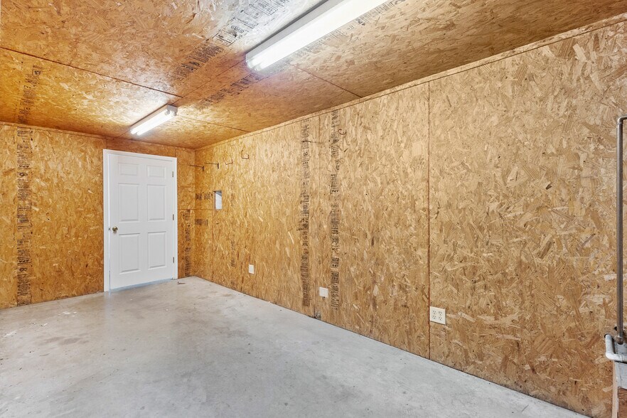 More Photos Of 17490 US Highway 69 S, Tyler Showroom For Sale