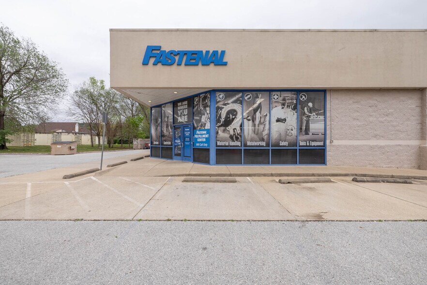 More Photos Of 796 S School Ave, Fayetteville Freestanding For Sale