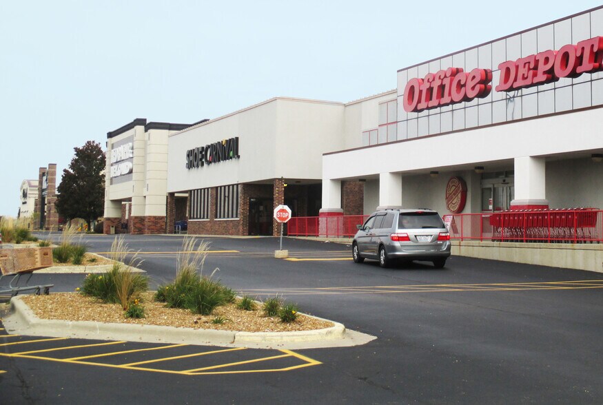 More Photos Of 200 N Greenbriar Dr, Normal General Retail For Lease