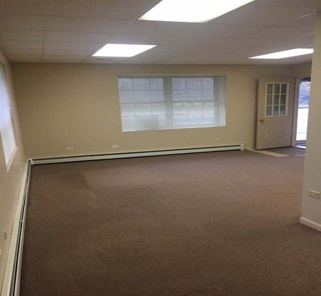 More Photos Of 7041 Willow Springs Rd, Countryside Office For Lease