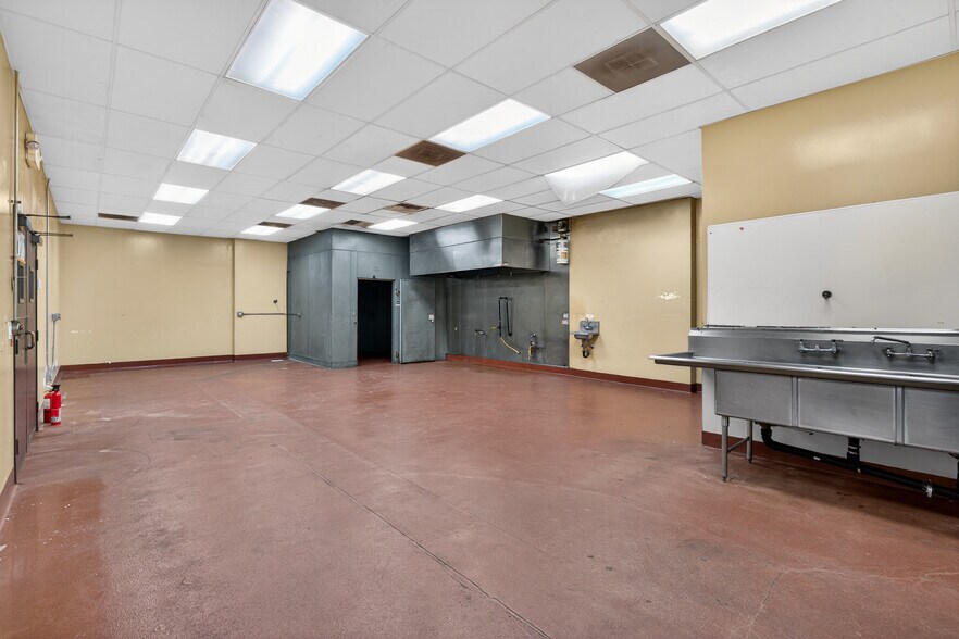 More Photos Of 8116-8144 Deering Ave, Canoga Park Warehouse For Lease
