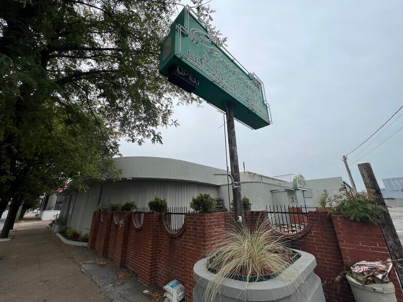 More Photos Of 1809 Broad St, Chattanooga General Retail For Sale