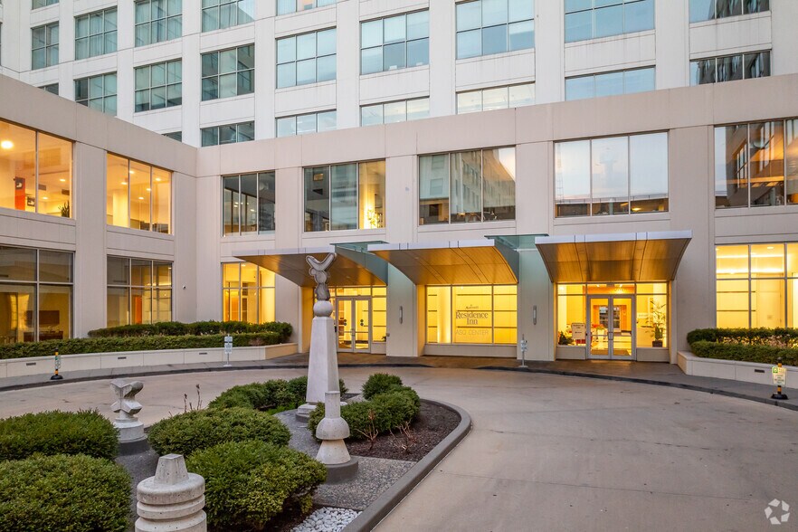 More Photos Of 600 N Plankinton Ave, Milwaukee Office For Lease