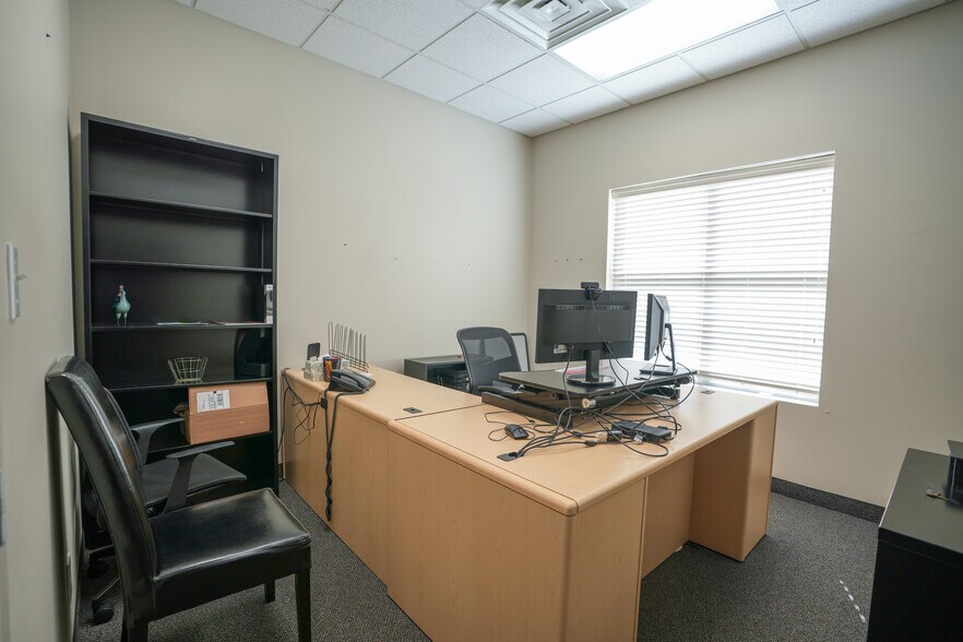 More Photos Of 437 Lewis Hargett Cir, Lexington Office For Sale