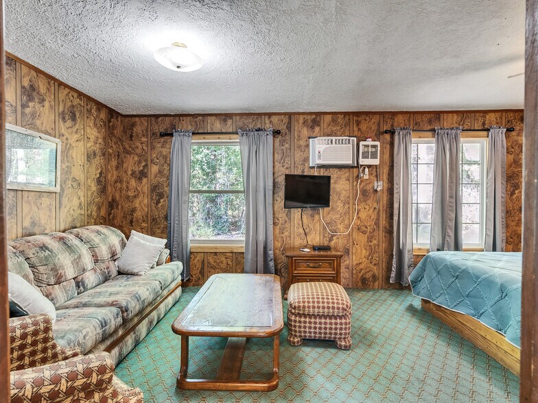 More Photos Of 280 Broken Arrow Marina, Livingston Hotel For Sale