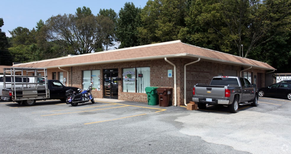 More Photos Of 1102-1104 W Fairfield Rd, High Point Storefront Retail Office For Lease