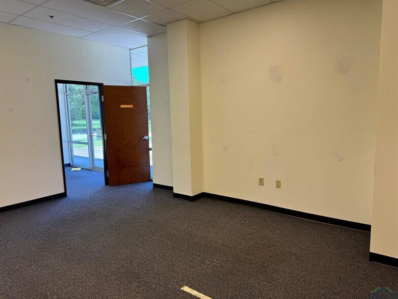 More Photos Of 2002 Synergy Blvd, Kilgore Showroom For Lease