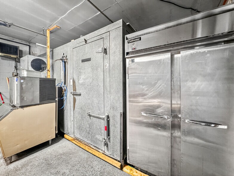 More Photos Of 2206 7th Ave, Altoona Restaurant For Sale