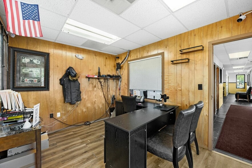 More Photos Of 736 Woodville Rd, Toledo Auto Dealership For Lease