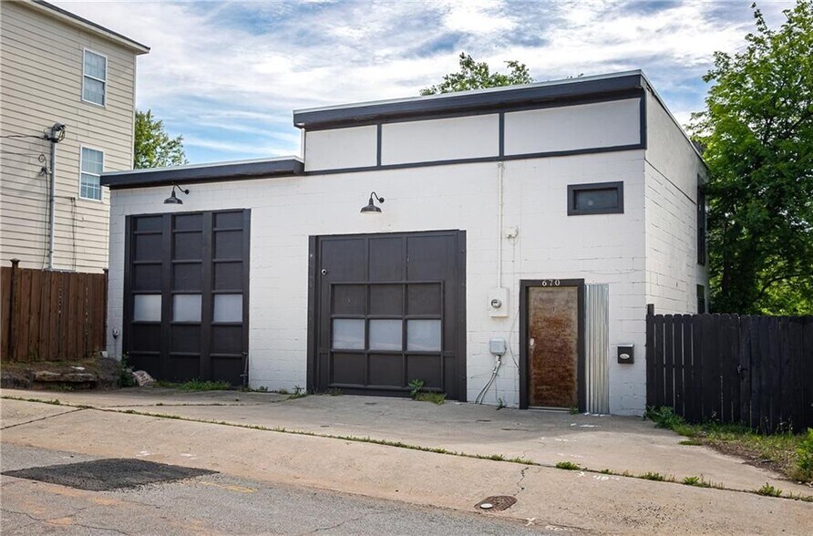 More Photos Of 670 SE Terry St, Atlanta Storefront Retail Office For Sale