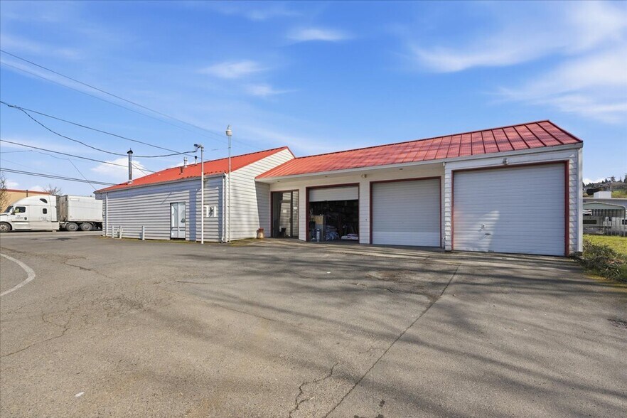 More Photos Of 222 W B St, Rainier General Retail For Sale