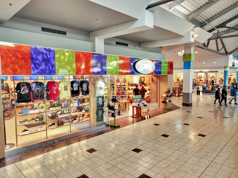 More Photos Of 2922-2930 Watson Blvd, Centerville Storefront For Lease