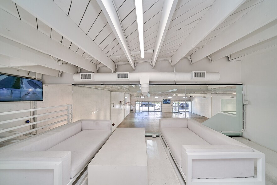 More Photos Of 165-171 S Robertson Blvd, Beverly Hills Storefront For Lease