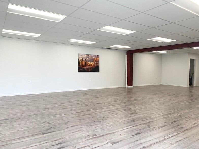 More Photos Of 929 N 5th Ave, Kankakee Storefront Retail Office For Sale