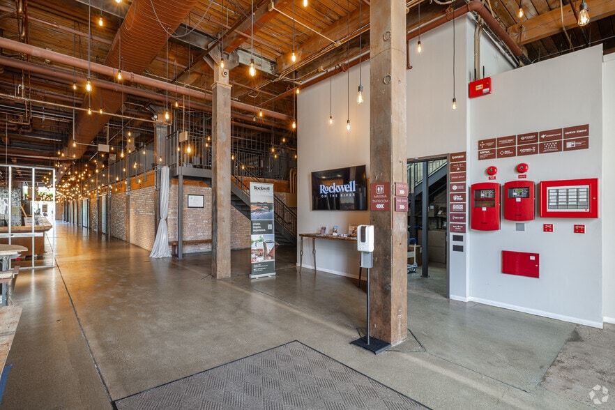 More Photos Of 3057 N Rockwell St, Chicago Storefront Retail Office For Lease