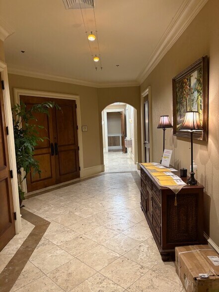 More Photos Of 19 Bow Cir, Hilton Head Island Office For Lease